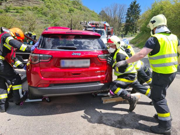 Feuerwehr Krems im Einsatz: Pkw-Lenker prallte gegen Lichtmast