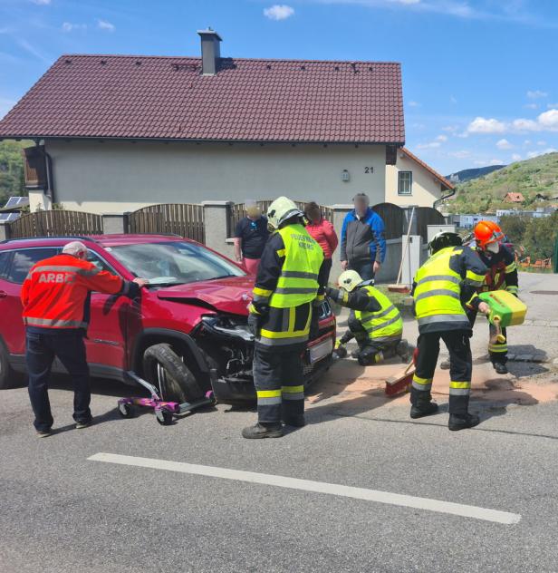 Feuerwehr Krems im Einsatz: Pkw-Lenker prallte gegen Lichtmast