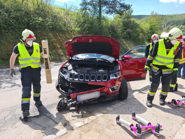 Feuerwehr Krems im Einsatz: Pkw-Lenker prallte gegen Lichtmast