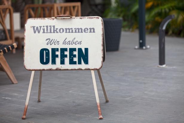 German outdoor open sign