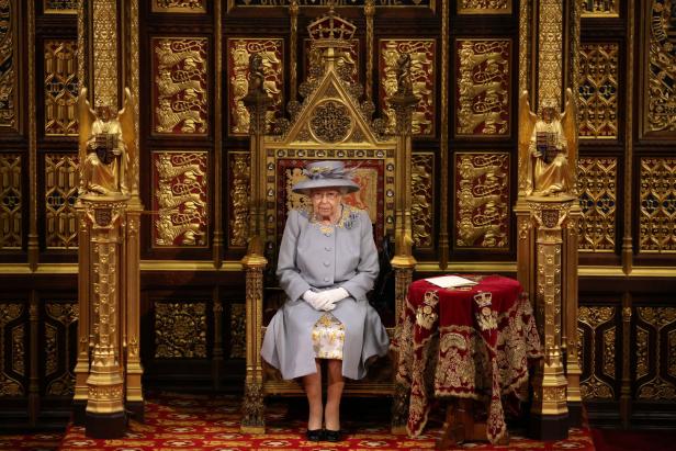 Ohne Krone und Mantel: Queen absolviert ersten großen Aufritt seit Prinz Philips Tod