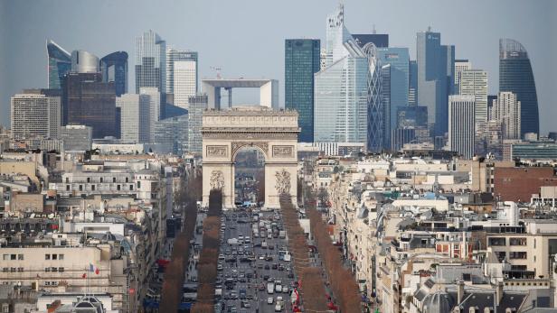 Blick auf den Arc de Triomphe und die Skyline von La Défense in Paris.