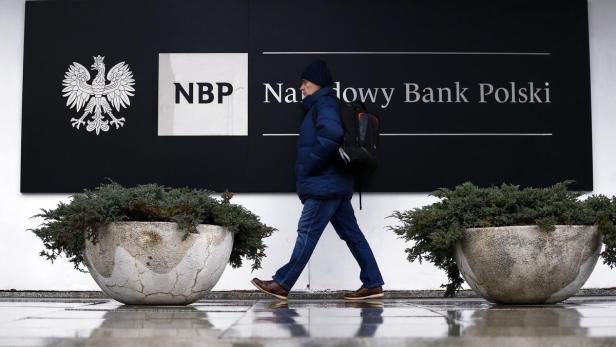 Eine Person geht vor dem Gebäude der Narodowy Bank Polski in Warschau entlang.
