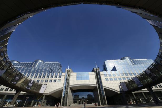 Das Europäische Parlament in Brüssel an einem sonnigen Tag.