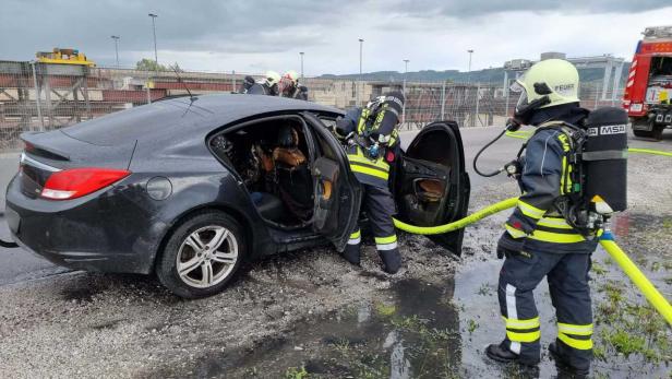 Auto ging bei Testfahrt in St. Pölten in Flammen auf