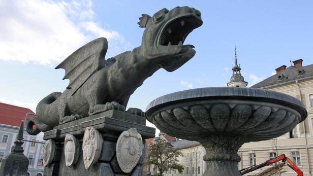 Eine Drachenstatue auf der Drachenbrücke in Ljubljana.