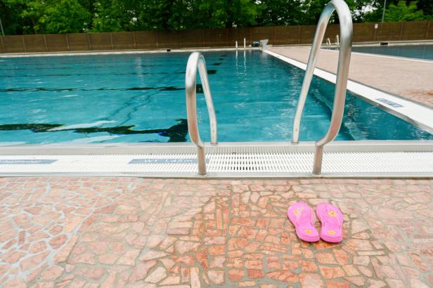 Badespaß am Öffnungstag: Schwimmliebhaber nehmen extra Urlaub