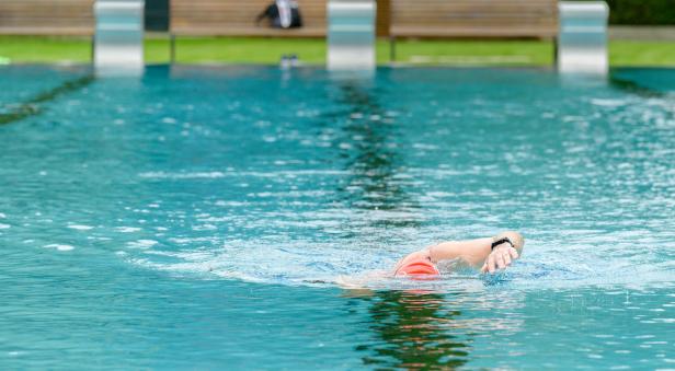 Badespaß am Öffnungstag: Schwimmliebhaber nehmen extra Urlaub