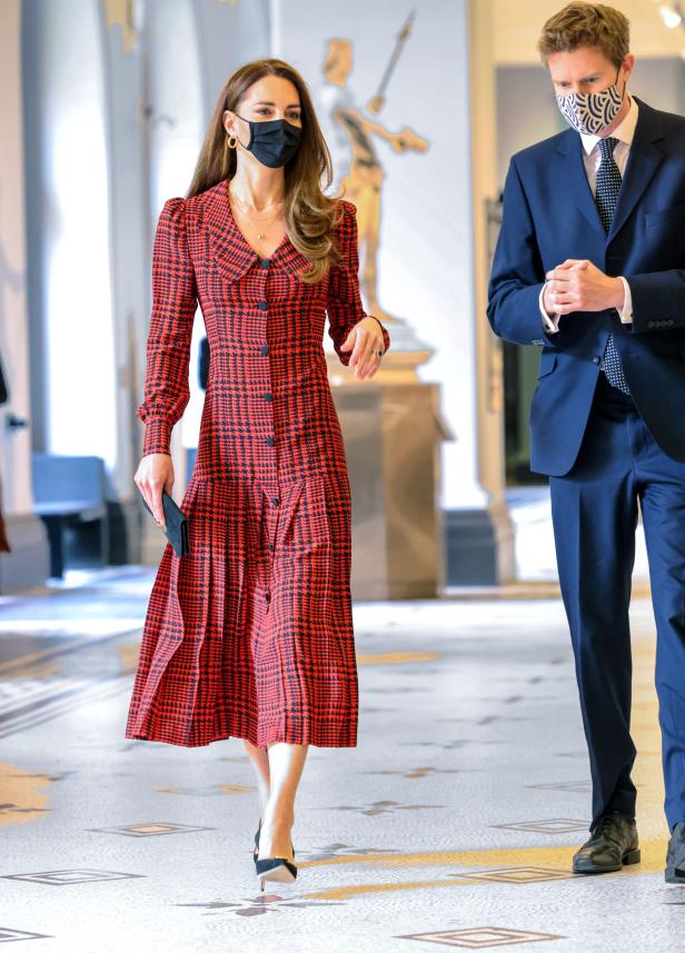 Herzogin Kate zeigt sich in einem ungewohnten Kleiderschnitt