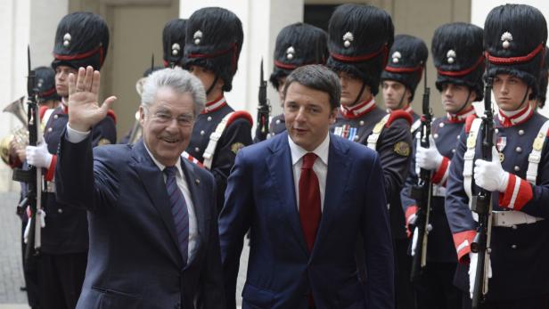 Bundespräsident Fischer und der italienische Premierminister Renzi vor einer Ehrenformation.