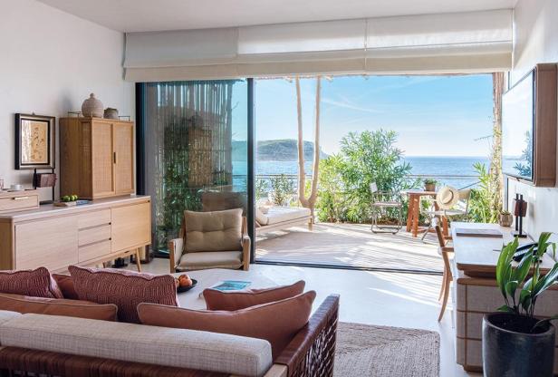 S_Livingroom_with_terrace_view_to_bay