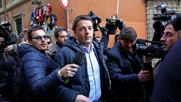 Matteo Renzi wird von einer Gruppe von Reportern und Kameraleuten umringt.