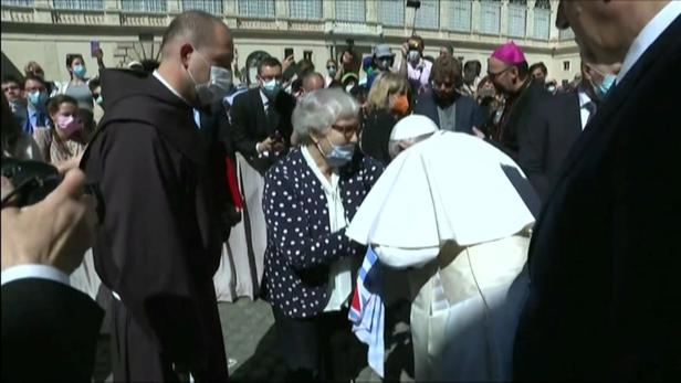 Papst traf Holocaust-Überlebende und küsste Arm mit tätowierter Zahl
