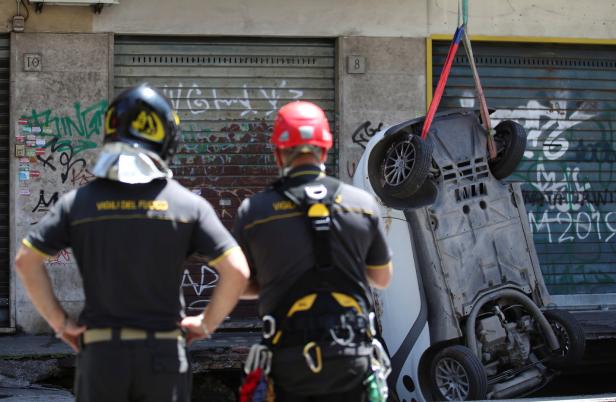 Rom: Zwei Autos versinken in sechs Meter tiefem Loch