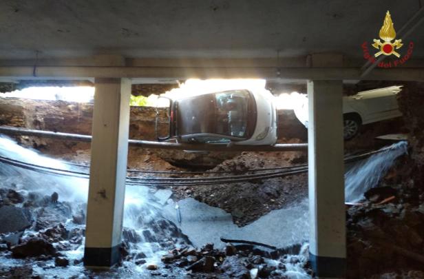 Rom: Zwei Autos versinken in sechs Meter tiefem Loch