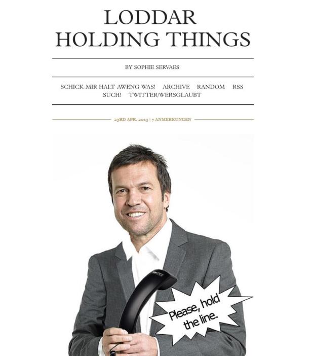 Lothar Matthäus hält einen Telefonhörer in der Hand, daneben eine Sprechblase mit dem Text „Please, hold the line.“.
