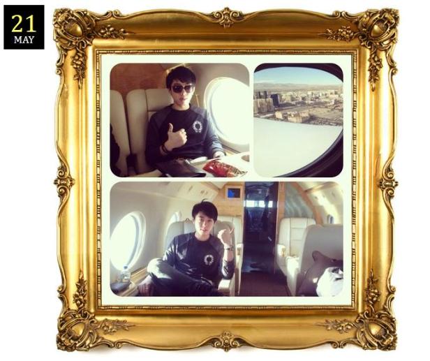 Ein Mann in einem Privatjet, aufgenommen in einem goldenen Bilderrahmen.