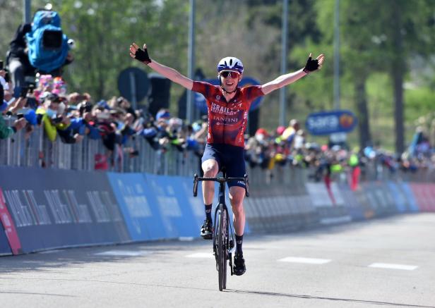 Giro d'Italia Giro-Leader Egan Bernal schwächelt, bleibt aber in Rosa