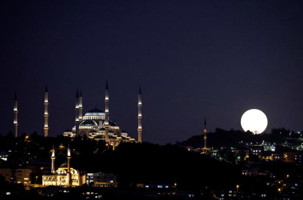 The full moon in Istanbul