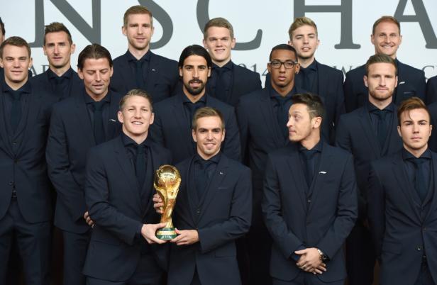 Die deutsche Fußballnationalmannschaft posiert mit dem FIFA-Weltpokal.