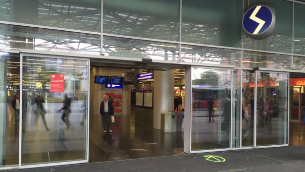 Eingang zu einer S-Bahn-Station mit dem S-Bahn-Logo.