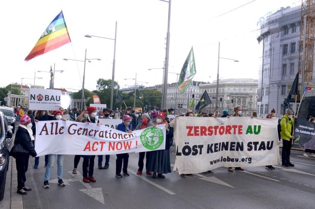 Demo gegen geplante Wiener Lobauautobahn