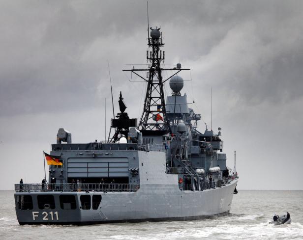 Die deutsche Fregatte F211 fährt auf dem Wasser.