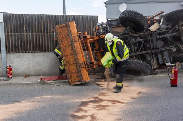 Lkw-Unfall wurde zur Herausforderung für die Feuerwehr Krems