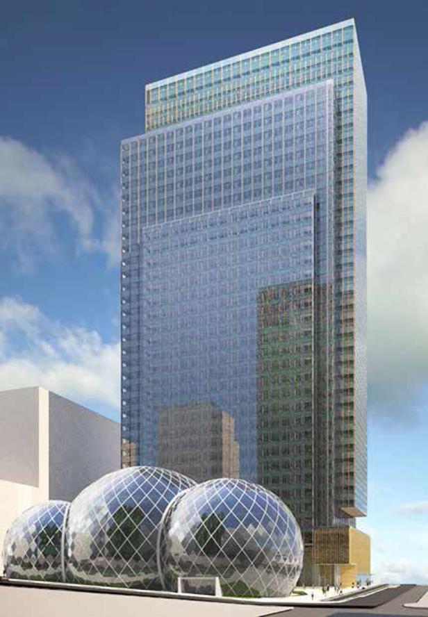 Ein hohes Bürogebäude mit drei geodätischen Kuppeln davor.