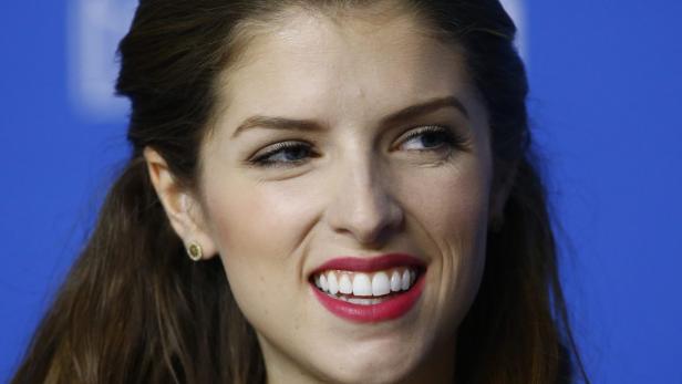Nahaufnahme von Anna Kendrick, die lächelt.