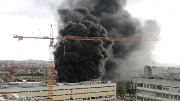 Rauchsäule über Graz nach Explosion im Möbelhaus