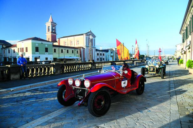 Oldtimerparade de luxe: Wo, bitte, geht's hier zur Mille Miglia?