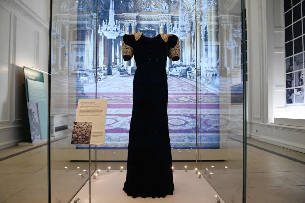 Kensington-Palast stellt royale Roben aus: Dianas Hochzeitskleid inklusive