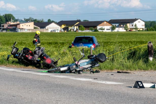 Pkw raste in Gruppe von Mopedfahrern: Zwei Tote, sieben Verletzte