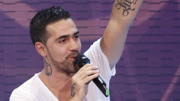 Der Rapper Bushido singt in ein Mikrofon.