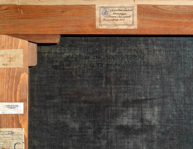 Die Rückseite eines Gemäldes von Caravaggio, „Amor Dormiente“, mit Inventarnummer und Restaurierungsvermerken.