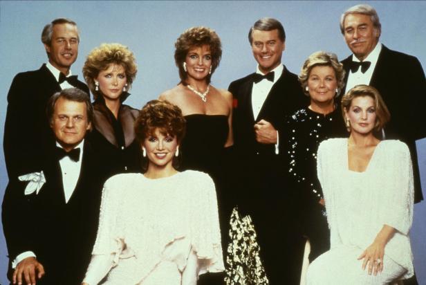 Das Ensemble der Fernsehserie „Dallas“ posiert für ein Gruppenfoto.
