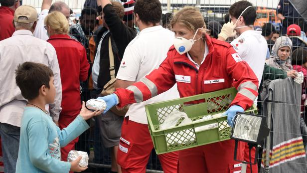 FLÜCHTLINGE: ROTES KREUZ/AUSTRIA HUNGARY REFUGEES Welche Leistungen Flüchtlinge in EU-Ländern bekommen
