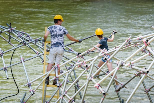 Kunstprojekt: Metallener „Wal“ am Ufer des Donaukanals gestrandet