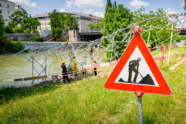 Kunstprojekt: Metallener „Wal“ am Ufer des Donaukanals gestrandet