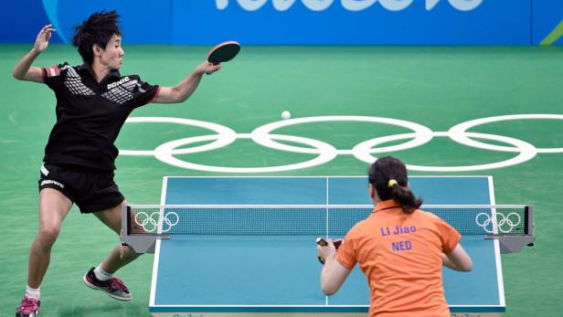 Eine Tischtennisspielerin schlägt den Ball während eines Spiels bei den Olympischen Spielen.