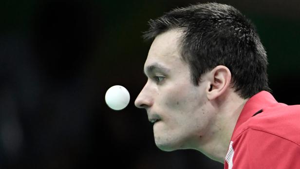 Ein Tischtennisspieler kurz vor dem Aufschlag.