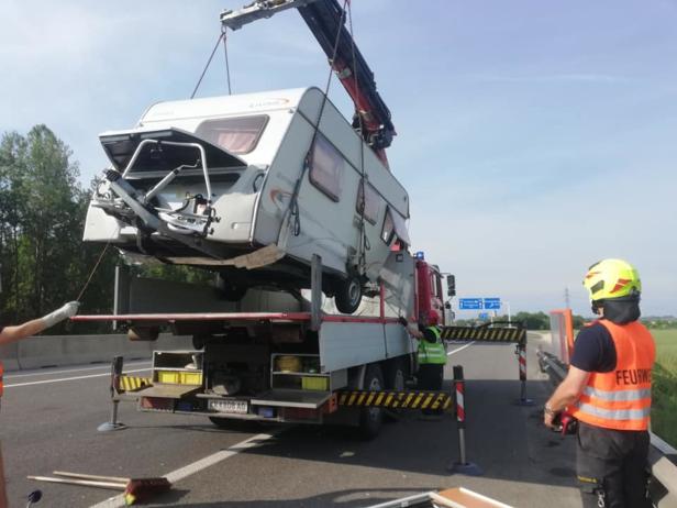 NÖ: Wohnwagen wurde bei Unfall auf Schnellstraße zerfetzt