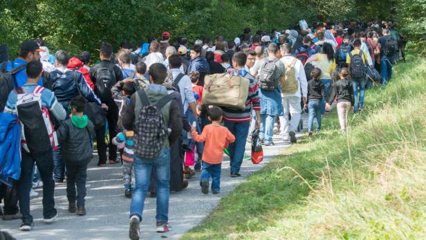 Züge stehen still: Flüchtlinge zu Fuß über West-Grenze