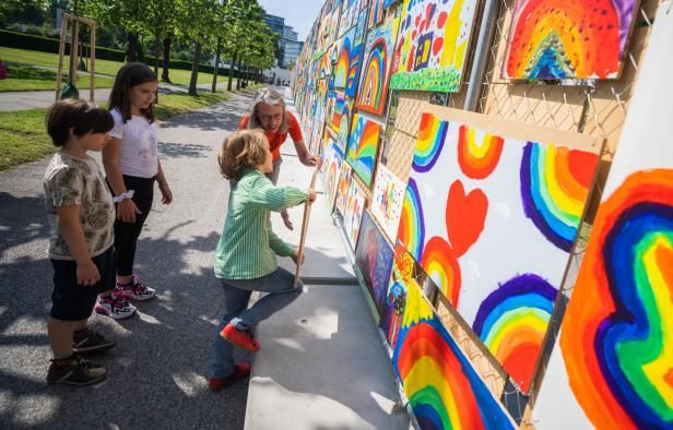 Riesiges Regenbogenbild: Zeichnungen von 1.600 Kinder spenden Hoffnung