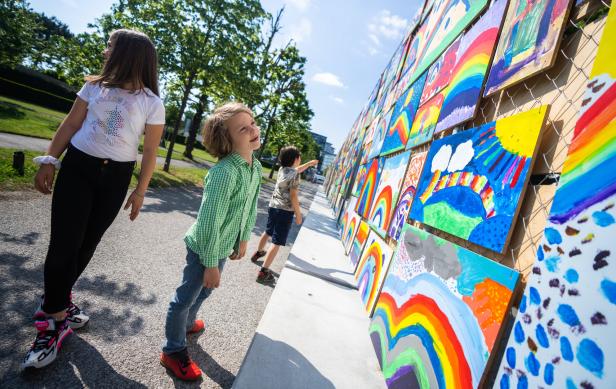 Riesiges Regenbogenbild: Zeichnungen von 1.600 Kinder spenden Hoffnung
