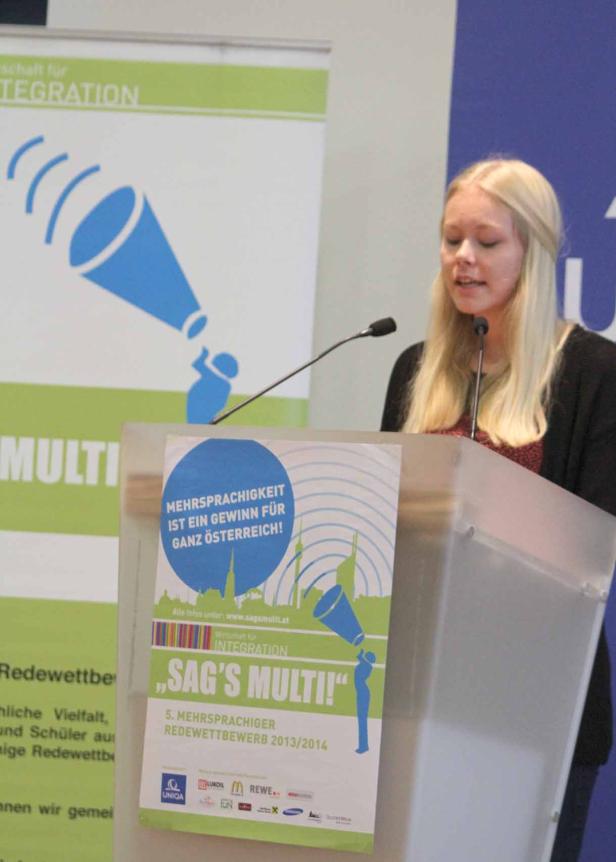 Eine junge Frau hält eine Rede bei der Veranstaltung „Sag's Multi!“.