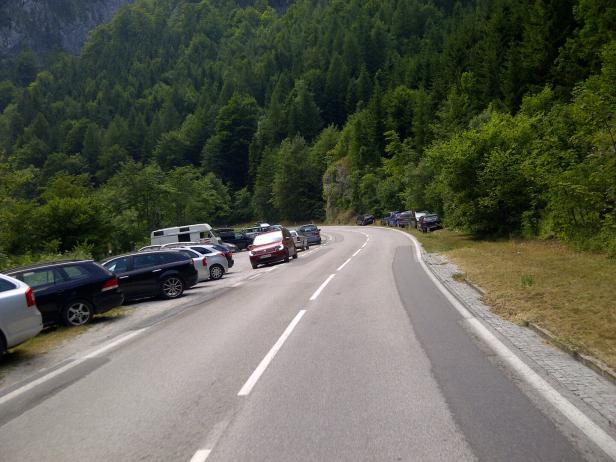 Parkchaos im Höllental entlang der Bundesstraße 27.