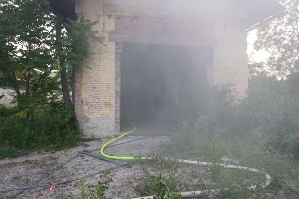 NÖ: Brandstiftung nach Feuer in ehemaligem Lagerhaus vermutet