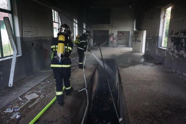 NÖ: Brandstiftung nach Feuer in ehemaligem Lagerhaus vermutet